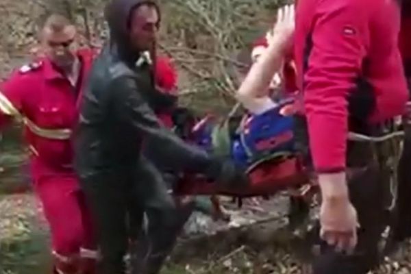 A căzut în gol de pe Transfăgărășan pentru că a vrut să facă o poză spectaculoasă! Care e starea de sănătate a fotografului de ocazie