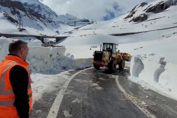 Zăpadă cât casa, pe Transfăgărășan. Drumarii se luptă cu nămeți de aproape 6 metri înălțime VIDEO