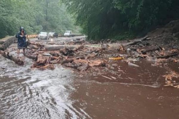 Atenție, șoferi! Transfăgărășanul este blocat de pietre și copaci după ploile torențiale: Circulația pe DN 7C, suspendată - FOTO&VIDEO
