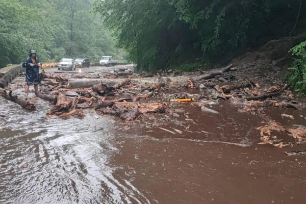 S-a închis Transfăgărășan. Cad stânci de pe versanți, zeci de mașini blocate. O motociclistă a fost rănită - FOTO