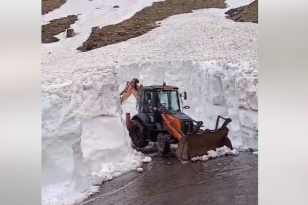 Zăpada de pe Transfăgărășan, mai mare decât echipamentele cu care intervin drumarii! Cât măsoară stratul de zăpadă