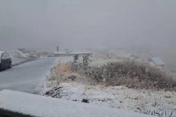 ATENȚIE șoferi! NINGE pe Transfăgărășan. Drumarii au intervenit deja cu utilajele de dat zăpada de pe șosea VIDEO