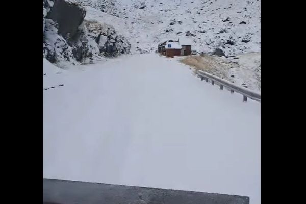 ATENȚIE șoferi! De marți, circulația pe Transfăgărășan de oprește. Lapovița și ninsoarea fac ravagii la munte VIDEO