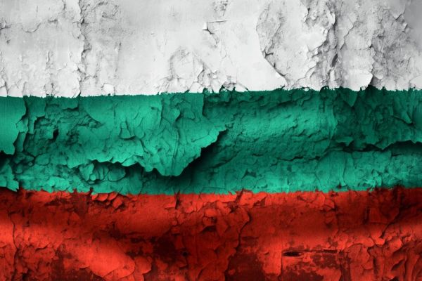 Bulgaria, lovită financiar din două părți, anunță concedieri în masă. Retrageri ale investitorilor străini