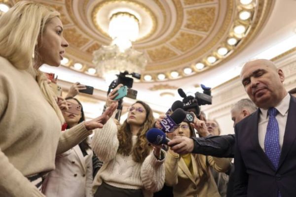 Cine este Cristina Târteață, cea mai guralivă funcționară care a protestat la Parlament împotriva concedierilor anunțate de Ilie Bolojan