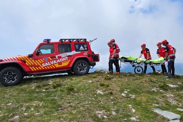 Accident grav pe Transfăgărășan. O mașină a căzut 50 de metri în prăpastie. Patru persoane au decedat