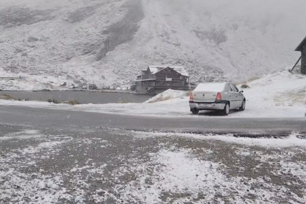 Imagini de poveste pe șoselele montane: prima ninsoare din sezon pe Transfăgărășan, Transalpina și Pasul Prislop - VIDEO/ FOTO