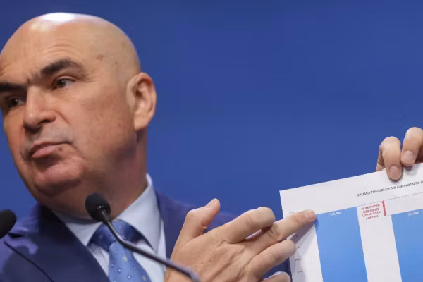 Bolojan anunță concedieri, în timp ce oamenii lui se lăfăie în lux: „10% din administrație ar trebui să plece acasă”