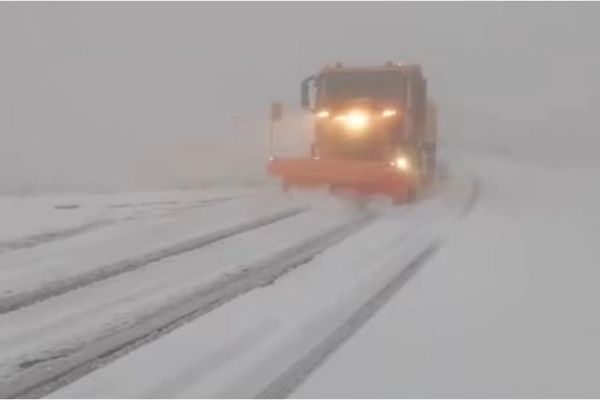 Circulația pe Transfăgărășan, închisă temportar din cauza viscolului și a ninsorilor abundente. CNAIR: Stratul de zăpadă are 30 de centimetri