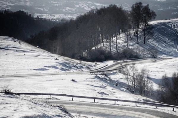 Circulația rutieră închisă pe Transfăgărășan și Transalpina din cauza condițiilor de iarnă