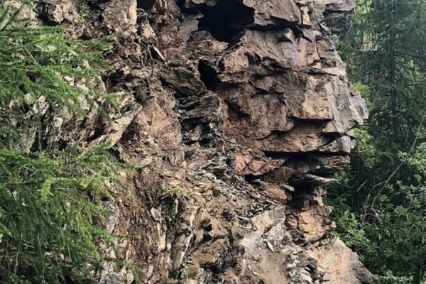 Circulație oprită pe Transfăgărășan, în zona Arefu, după prăbușirea unor pietre pe carosabil