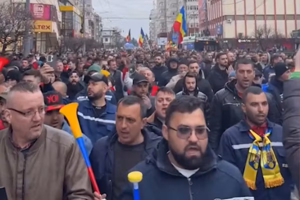 Minerii ies din nou în stradă după anunțul concedierilor de la Complexul Energetic Oltenia. Angajații cer dialog cu Nicușor Dan