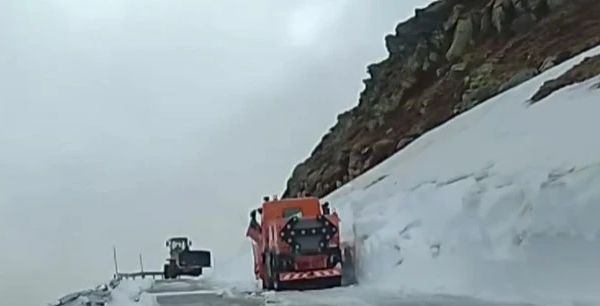 Drumarii fac eforturi pentru redeschiderea drumurilor montane: utilajele intervin pe Transalpina și Transfăgărășan VIDEO