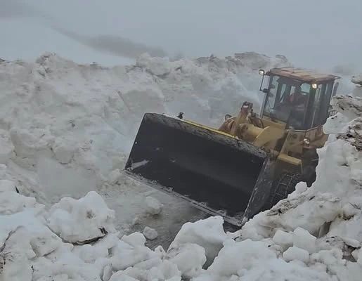 Imagini spectaculoase de pe Transfăgărășan: zăpada depășește cinci metri. Drumarii acționează FOTO&VIDEO
