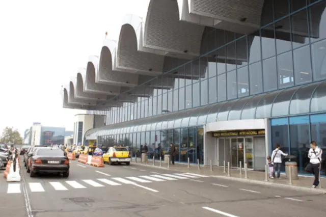 Femeie prinsă pe Aeroportul Otopeni cu 15 documente false. Alți patru pasageri au încercat să ajungă în Irlanda cu pașapoarte contrafăcute