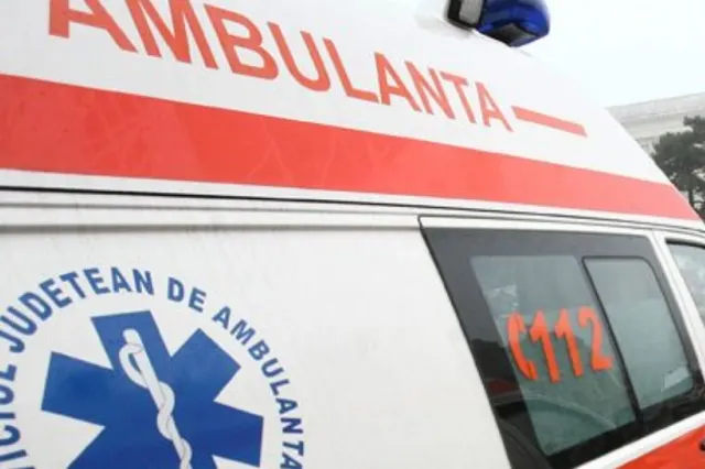 Copil de 2 ani, în stare gravă după ce a căzut de la etajul al doilea al unui bloc din Oradea. A fost transportat de urgență la spital 