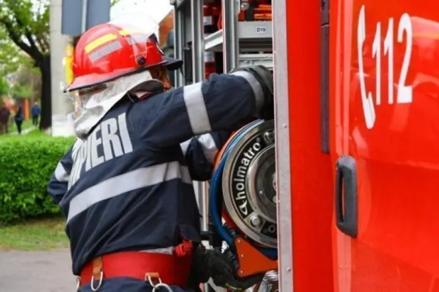 Incendiu puternic într-un bloc din Constanța! Zece locatari s-au autoevacuat, iar un bărbat a fost transportat la spital