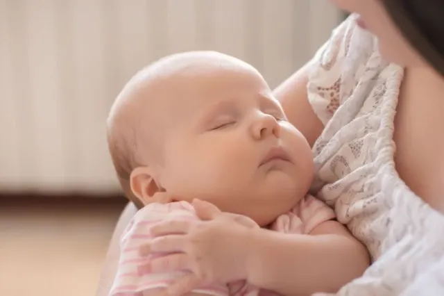 Gestul terifiant al unei mame. A încercat să-și sufoce bebelușul de față cu soțul său