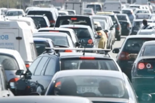 DN1, redeschis doar pe un sens de mers după ce puhoaiele de apă au măturat Bușteniul. Șoferii trebuie să se înarmeze cu răbdare