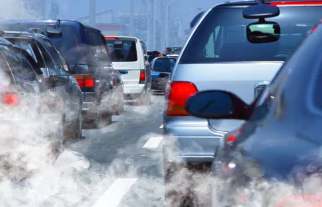 Românii cu mașini poluante ar putea plăti mai mult. Taxele auto se schimbă, iar primăriile au o nouă obligație