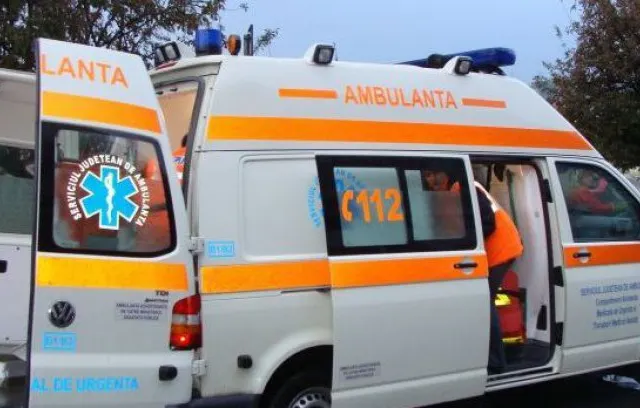 Adolescent de 17 ani, mort după ce a intrat cu mașina într-un stâlp, în Slatina: tânărul nu avea permis