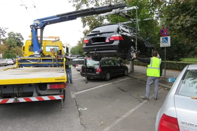 Sectorul din București unde autoritățile ridică mașinile pe bandă rulantă. Peste 400 de vehicule „luate pe sus” de la începutul anului