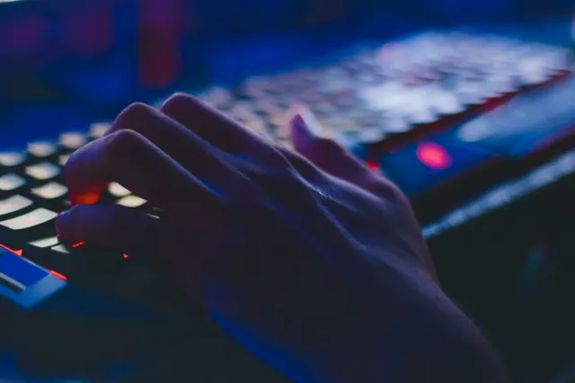 Frauda cu „hackeri-fantomă” explicată: de ce e periculoasă și cum te protejezi