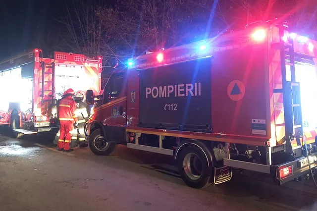 Incendiu într-un bloc din Oradea. Un bărbat, resuscitat după ce a fost găsit în stop cardio-respirator