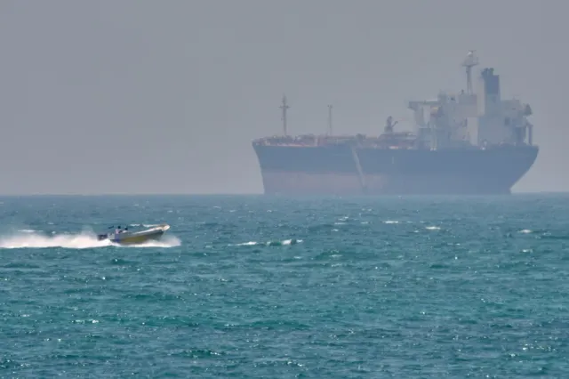 Petrolier lovit de o mină navală în Strâmtoarea Ormuz. Presa iraniană: Nava se abătuse de la ruta impusă de Teheran