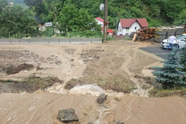 Potop în județul Alba. Circulație blocată pe Transalpina din cauza aluviunilor aduse de ploaie