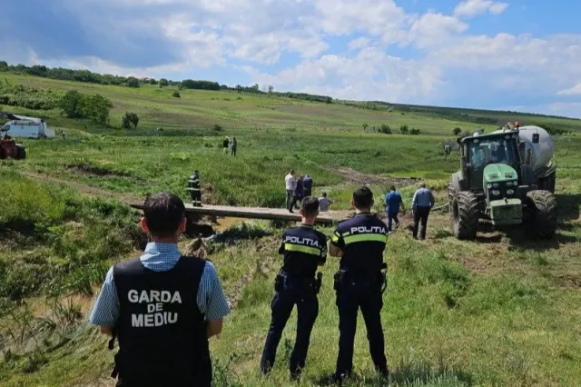 Alertă de mediu în Botoșani, după ce 300 de litri de soluție de erbicidat au ajuns într-un curs de apă