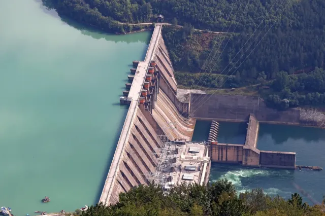 Piața energiei în prima jumătate din 2026. Românii și-au redus consumul, producție hidro și fotovoltaică în creștere - INS