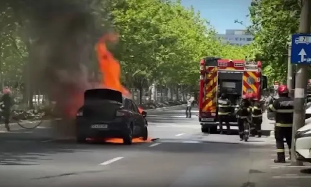 Imagini șocante: mașină cuprinsă de flăcări după un accident