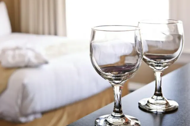 Motivul pentru care nu trebuie să foloseşti niciodată paharele din hoteluri sau pensiuni. O fostă cameristă aruncă bomba 