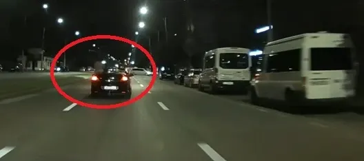 Teribilism în trafic: un șofer a lăsat volanul și s-a ridicat în picioare într-o mașină aflată în mers, în Drobeta-Turnu Severin
