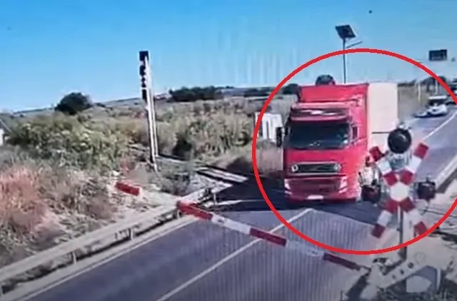 Șofer de TIR, filmat când rupe bariera unei treceri la nivel cu calea ferată din Constanța: imagini șocante VIDEO