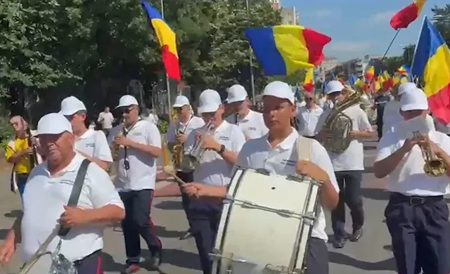 Românii cinstesc tricolorul într-un marș organizat de AUR la Târgu Mureș VIDEO