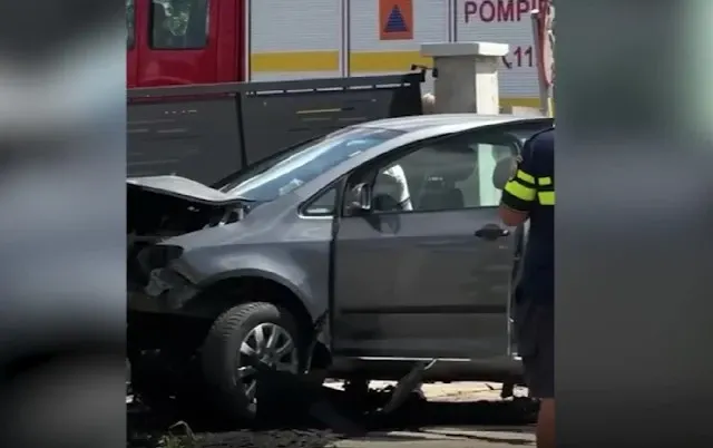 Accident terifiant: familie cu trei copii în spital după ce a intrat cu mașina în gard