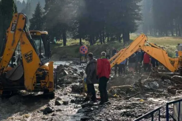 Buldoexcavatoarele au intrat în Bușteni după urgia apelor. Autoritățile au început să curețe dezastrul lăsat în urmă