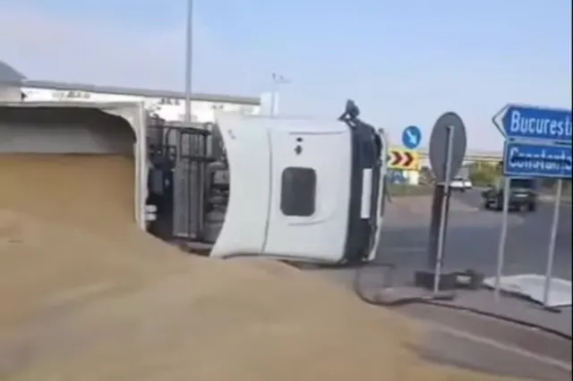 Trafic blocat parțial pe Centura București! Un camion încărcat cu cereale s-a răsturnat