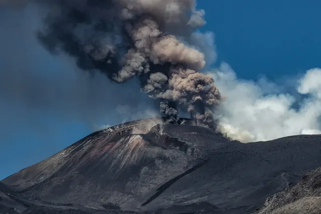 Erupția vulcanului Etna blochează spațiul aerian din Sicilia. Mai multe zboruri către Catania au fost anulate