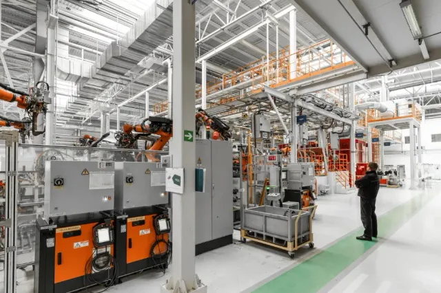 O industrie uriașă din România rămâne fără peste 1.200 de angajați în fiecare lună. Analiștii avertizează că declinul continuă