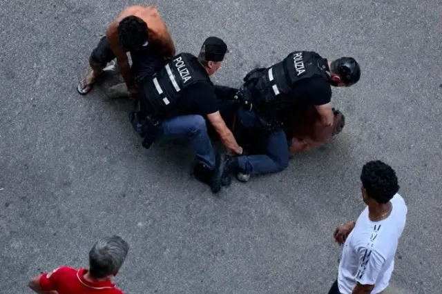 Moarte controversată în Italia. Proteste la Bologna după decesul unui bărbat în timpul unei intervenții a poliției