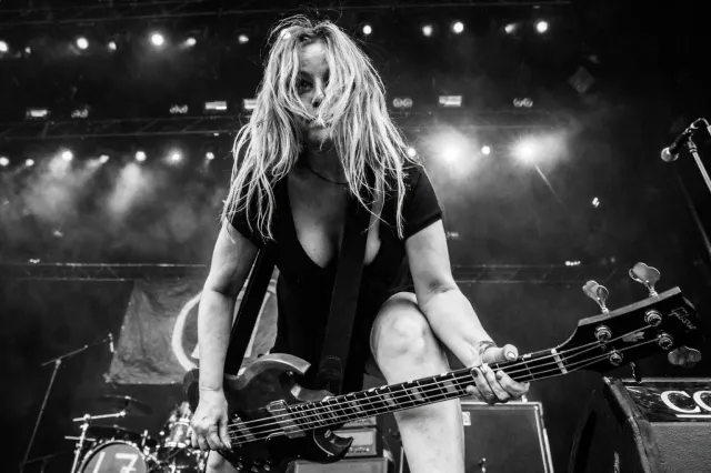 Doliu uriaș în lumea rock-ului: Jennifer Finch, legendă a erei grunge, a murit la 59 de ani