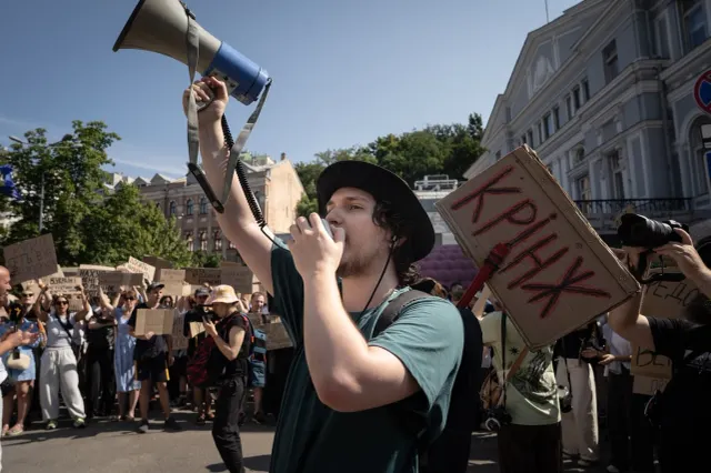 Militarii ucraineni, revoltați după ce Zelenski l-a demis pe ministrul Apărării. Protestele se extind și în alte orașe - VIDEO
