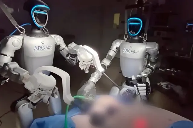 Doi roboți umanoizi au operat pentru prima dată un pacient viu. Experimentul care poate revoluționa medicina