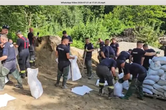 Pompierii ridică bariere din saci cu nisip în Bușteni înainte de codul roșu de inundații. Autoritățile se pregătesc pentru noi viituri