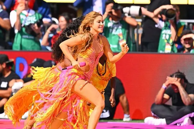 O creatoare de modă româncă, în spatele show-ului Shakirei. Costume create în România, pe scena finalei mondiale