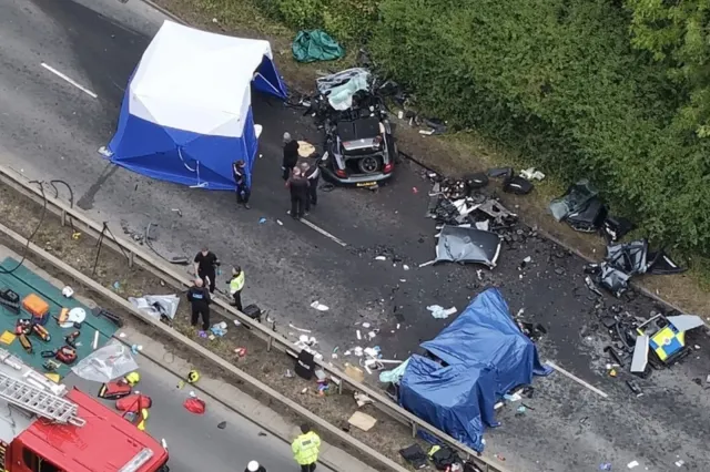 Carnagiu pe o șosea din Marea Britanie. Șapte morți, inclusiv doi polițiști, după ce un autovehicul care circula pe contrasens a lovit o mașină a poliției