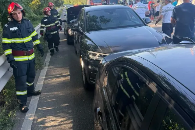 Carambol cu șase mașini pe DN 11, în Bacău: patru persoane au fost rănite